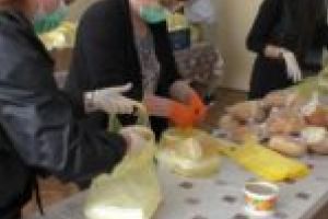 O masă caldă în plină pandemie. Episcopia şi Primăria Caransebeş şi-au dat mâna pentru sprijinirea celor aflaţi în nevoie