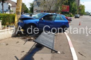 Accident in Constanta! Un Audi a rupt un gard de protectie si s-a oprit intr-un stalp (galerie foto+video)