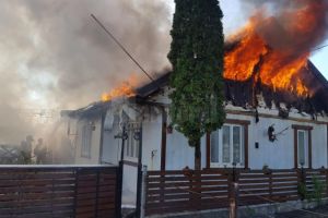 Incendiu la două case din cartierul Iţcani
