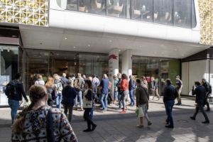 Editorial: Propun să stăm în case doi ani