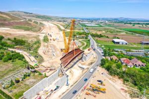 VIDEO SPECTACULOS| Autostrada A10 Sebeş-Turda, lotul 1, la ora ”monştrilor” de metal: Tăblierul unui pod de 280t, ridicat, translatat 100 m şi montat la o supratraversare la Alba Iulia Nord