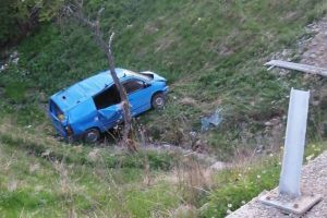Șofer din Mureşenii Bârgăului prins cu maşina în râpă de poliţişti. Cum s-a dat de gol că a avut accident