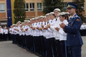 Comandantul Colegiului Naţional Militar „Mihai Viteazul”. „Aţi visat la buchete şi bucurii, la frumosul basm al finalului de liceu. Iată-vă în stare să renunţati şi să zâmbiţi”