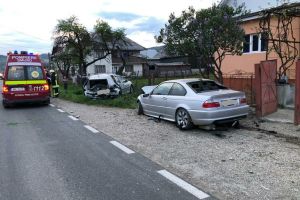 Trei oameni care stăteau pe o bancă au ajuns la spital. Cum s-a petrecut accidentul