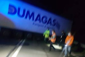 FOTO| Accident MORTAL la ieşire din Sighişoara: O persoană a murit după coliziunea dintre un TIR şi un microbuz