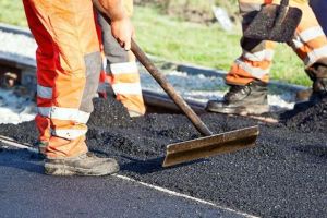 Restricţii de circulaţie pe Valea Oltului – Se asfaltează la Câineni şi Călimăneşti