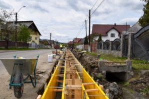 Rozavlea va avea rigole pentru colectarea apelor pluviale. Astfel, apa nu va mai ajunge în curţile localnicilor
