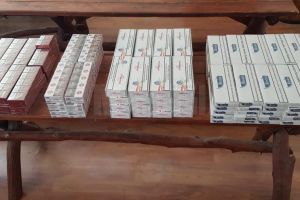 Femeie prinsă de jandarmi în timp ce vindea ţigări de contrabandă, în Bazarul din Rădăuţi