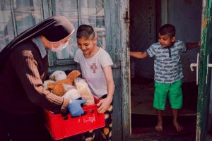Centrul „Maria Ward” Rădăuţi a donat 26 de tone de alimente şi produse sanitare pentru ...