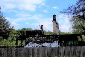 O bătrână cu arsuri şi o casă făcută scrum, în urma unui puternic incendiu la Slătioara