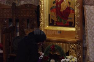 Măsuri propuse la redeschiderea bisericilor: mască, evitarea sărutării obiectelor sacre, ...