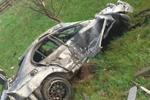 Un tânăr aflat la volanul unui BMW a distrus două garduri şi un stâlp, din cauza vitezei ...