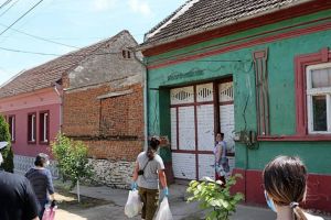Ajutor de la voluntarii „Acasă în Banat” pentru bătrâni şi familii cu venituri mici din Caraş-Severin