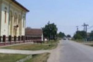 Slujbă fără credincioşi la Cerneteaz, ruga satului anulată. Locuitorii au primit în schimb mici la domiciliu