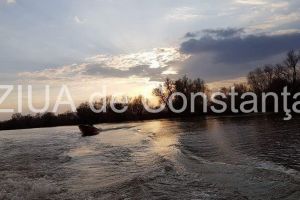 Delta Dunarii: Ambarcatiune rasturnata la intrarea pe canalul navigabil Sulina. Mai multe persoane s-au salvat pana la interventia pompierilor
