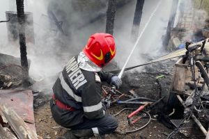 Incendii în Harghita: au luat foc depozitul de deşeuri, de pe platoul Cekend, un autorurism şi anexe gospodăreşti