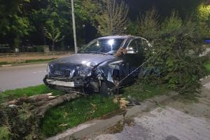 FOTO Accident! Un tânăr din Botoşani a intrat cu maşina într-un copac. Era beat criţă