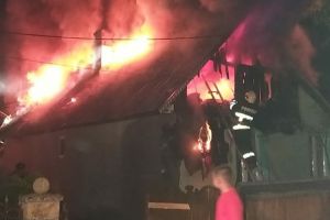 FOTO & VIDEO Locuinţa unei familii cu doi copii a luat foc