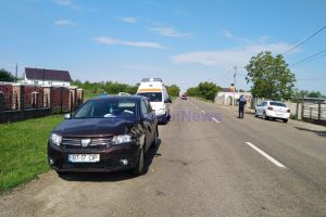 FOTO & VIDEO! Accident la Botoşani. Frate şi soră, răniţi după ce maşina în care se aflau a intrat într-un copac