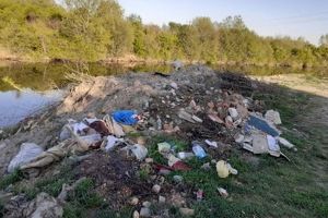 Ne enervează: Mormane de gunoaie pe malul stâng al Crişului Repede (FOTO)