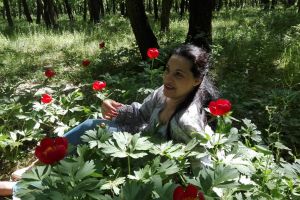 FOTO/ Cum protejează noua şefă de la Mediu bujorul românesc din Pădurea Troianul