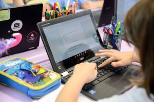Apel de la IȘJ Sibiu – „Am strâns 140 de calculatoare. E nevoie de monitoare pentru copiii nevoiaşi”