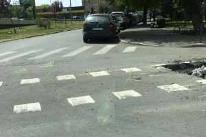 Ca la noi, la nimeni! Drumul de lângă Piaţa Caius Iacob, SPART la câteva luni după ce a fost asfaltat