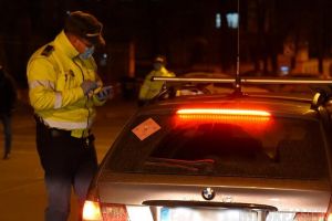 De 4 ori penal: băut şi fără permis, un bihorean a condus o maşină neînmatriculată pe care a montat numere false