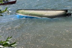 UPDATE. Delta Dunarii: Ambarcatiune rasturnata la intrarea pe canalul navigabil Sulina. Mai multe persoane s-au salvat pana la interventia pompierilor (galerie foto)   