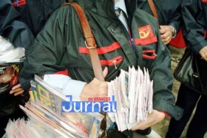 În Vrancea s-a găsit soluţia pentru copiii care nu pot urma cursurile online din cauza sărăciei: poştaşul!