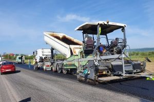 VIDEO FOTO: Lucrări pe DN1 între Arpaşu de Jos şi Transfăgărăşan – Se toarnă asfalt