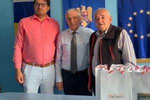 După viziere pentru personalul medical şi poliţişti, Vatryp Oradea îi ajută cu tablete şi pe copiii din Dobreşti