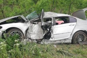 Un BMW a intrat într-un copac de pe marginea drumului, între Arad şi Timişoara, la Șagu