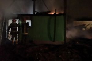 INCENDIU la un service auto din Aiud. Au intervenit pompierii