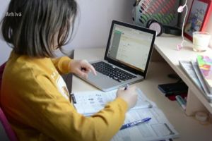 Legea prin care învăţământul online e permis pe perioada stării de urgenţă sau de asediu, sesizată la CCR