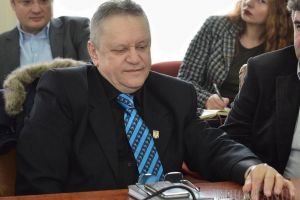 Şef până la moarte: Directorul Clubului Sportiv Crişul, pensionat, nu se dă dus din funcţie