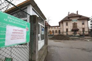 La Timişoara, un preot a îmbrăcat costumul de protecţie şi s-a dus să vorbească cu un pacient cu Covid-19, internat în Spitalul de Boli Infecţioase