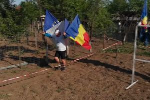 VIDEO! Din cauza restricţiilor, vrânceanul Ilie Roşu a alergat cei 42 de kilometri ai Maratonului „Independenţei” în propria grădină de la Adjudu Vechi!