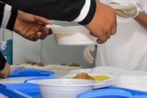 Bătrânii şi copiii dintr-o comună braşoveană primesc, în fiecare zi, gratuit, mâncare caldă