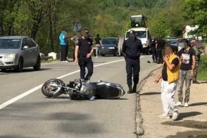 UPDATE FOTO| ACCIDENT rutier pe DN74, la Poiana Ampoiului: Un motociclist a fost rănit, după ce a căzut încercând să facă o depăşire
