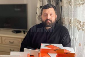 36 de elevi nevoiaşi din zona Panaci au primit tablete din partea preotului Petru Balabasciuc