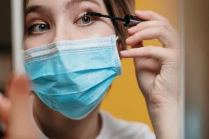 Femeile care nu renunţă la farduri când poartă măştile de protecţie se pot confrunta cu probleme dermatologice grave