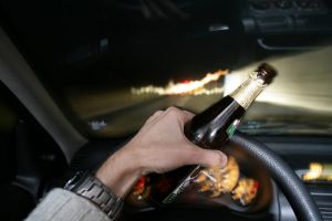 S-a ales cu dosar penal după ce s-a urcat băut la volan şi a lovit un stâlp de electricitate