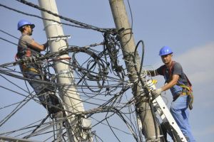 Primăria demonteaza stâlpii dezafectaţi şi-i atenţionează pe cei care au reţele de fibră optica