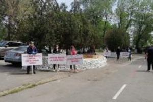 Protest in fata Hotelului Majestic din Mamaia! Angajatii din turismul de la malul Marii Negre cer sa munceasca