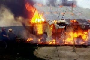 Două gospodării au fost cuprinse de flăcări în luni seară