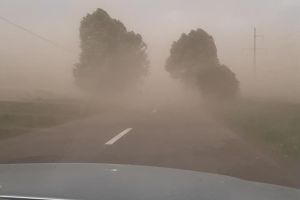 VIDEO Vijelia de la Botoşani le dă bătăi de cap şoferilor din cauza prafului. „Pfai! Uite, nu se vede nimic în faţă. Nu am mai văzut aşa ceva”