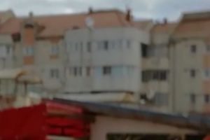 VIDEO Periculos! Tabla de pe un bloc din Botoşani, la un pas să fie smulsă de vânt
