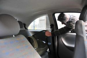 A furat un telefon mobil dintr-o maşină. Hoţul, identificat imediat de poliţiştii botoşăneni