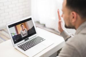 Lipsa afecţiunii şi a sexului, principalele provocări ale tinerilor, în izolare